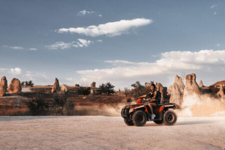 Foto Muy Bella De Una Mujer En Un Quad Safari Tour