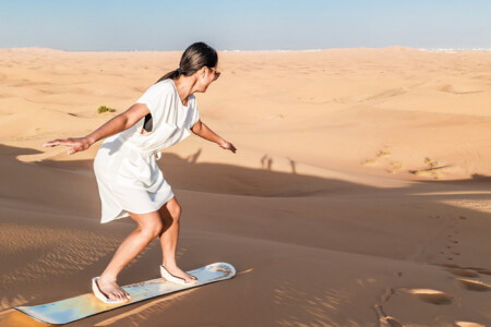 Gran Foto De Una Mujer Haciendo Sandboard En El Desierto