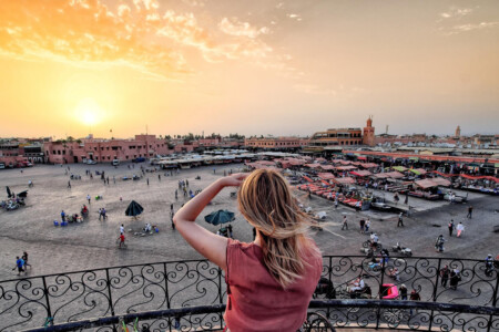 Gran Foto De Una Mujer Tomando Fotos En Marrakech