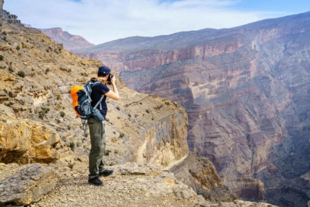 Grande Immagine Di Turisti Che Fanno Fotografie Delle Piu Belle Montagne In Oman