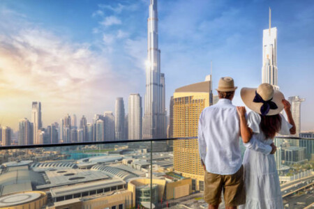 Hermosa Imagen De La Pareja Enfrente De Burj Khalifa